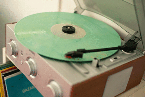 Green color vinyl spinning